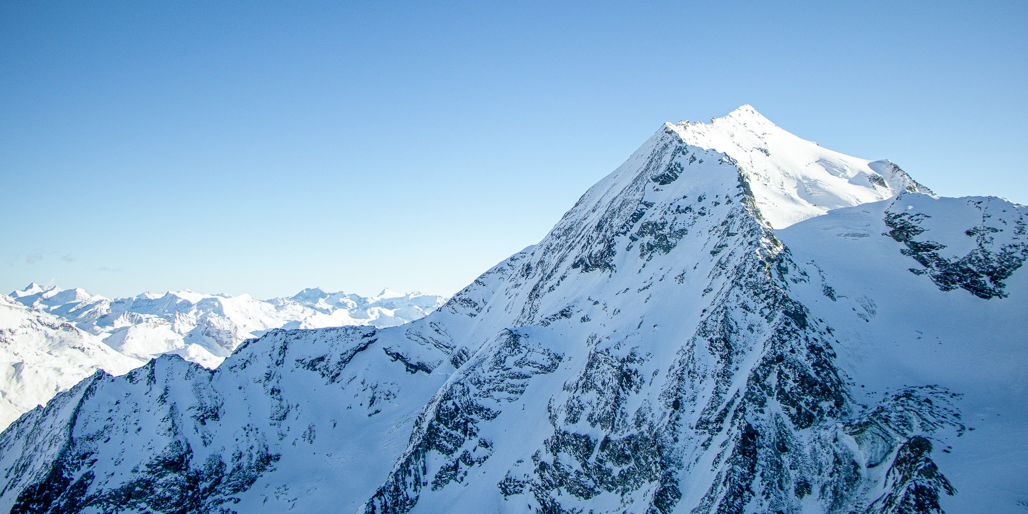 Beautiful%20blue%20skies%20and%20snowy%20mountains%20in%20Les%20Arcs%2C%20Paradiski.jpg