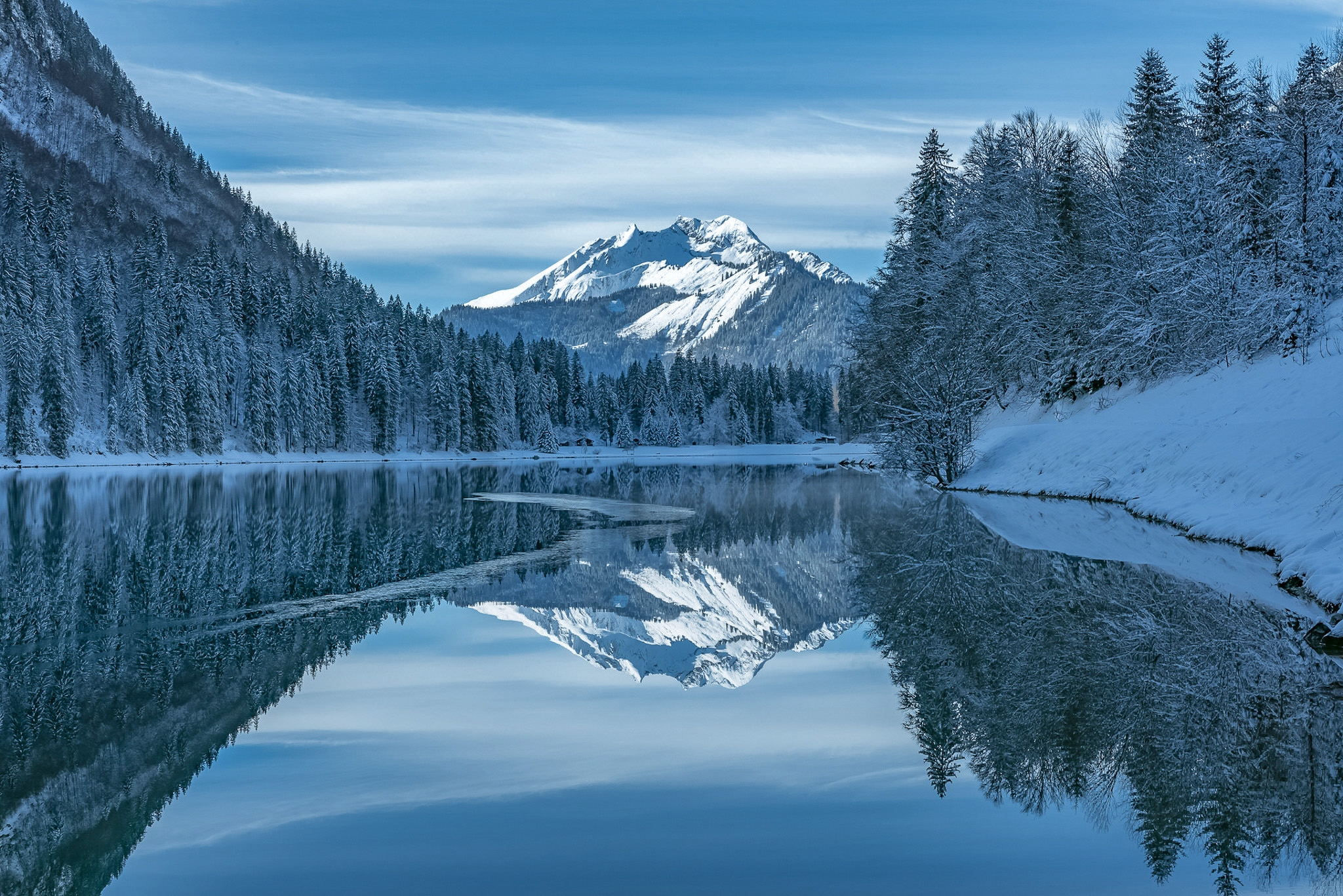 Winter views over Lac Montriond